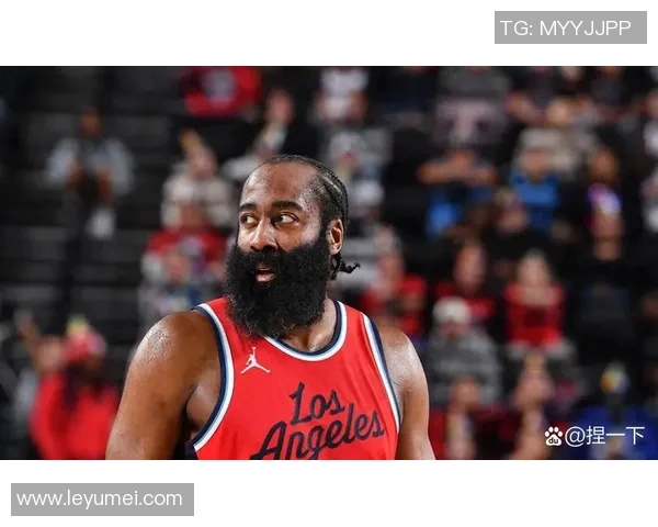 魔术与活塞激战正酣NBA赛场精彩对决引发球迷热议