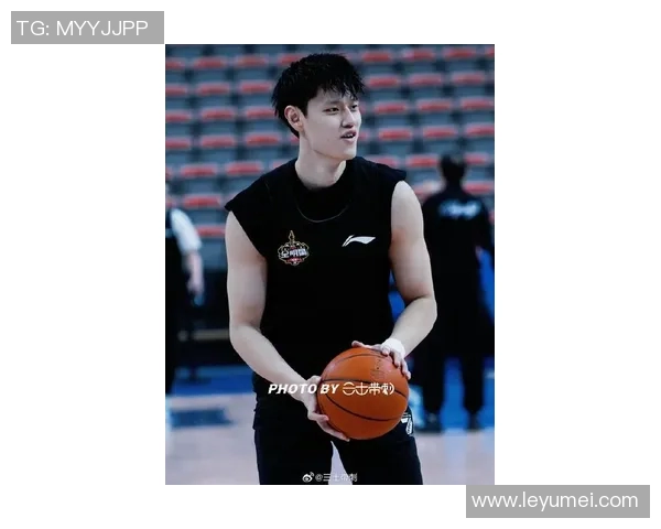 曾凡博的崛起之路:从青涩少年到篮球场上的耀眼明星 曾凡博的崛起之路:从青涩少年到篮球场上的耀眼明星